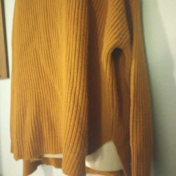 Windsor oversized dolman sleeve cold shoulder rust colored sweater - Picture 6 of 8